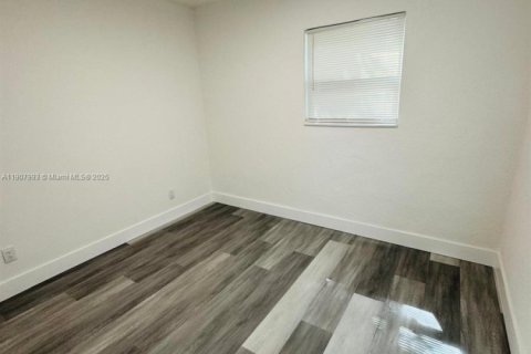 Casa en alquiler en Miami, Florida, 2 dormitorios, 57.04 m2 № 1967732 - foto 19