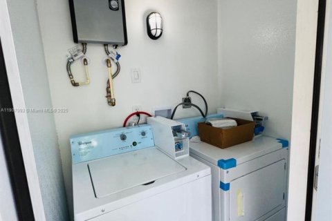 Casa en alquiler en Miami, Florida, 2 dormitorios, 57.04 m2 № 1967732 - foto 21