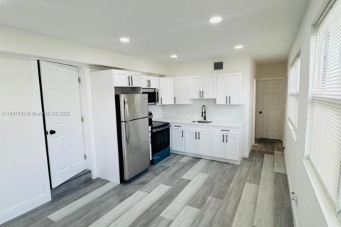 Casa en alquiler en Miami, Florida, 2 dormitorios, 57.04 m2 № 1967732 - foto 6