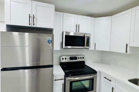 Casa en alquiler en Miami, Florida, 2 dormitorios, 57.04 m2 № 1967732 - foto 5