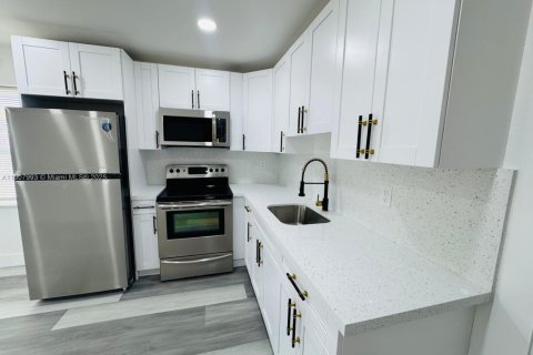 Casa en alquiler en Miami, Florida, 2 dormitorios, 57.04 m2 № 1967732 - foto 8