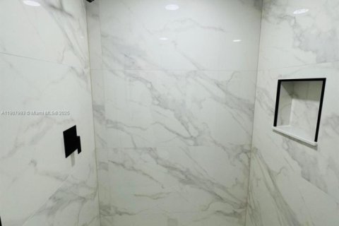 Casa en alquiler en Miami, Florida, 2 dormitorios, 57.04 m2 № 1967732 - foto 16