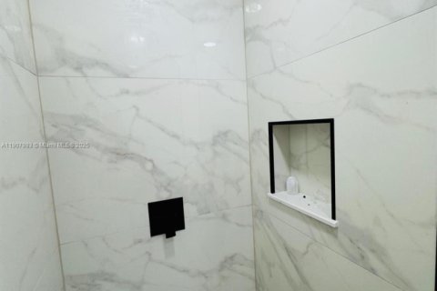 Casa en alquiler en Miami, Florida, 2 dormitorios, 57.04 m2 № 1967732 - foto 13