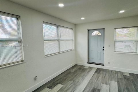 Casa en alquiler en Miami, Florida, 2 dormitorios, 57.04 m2 № 1967732 - foto 11