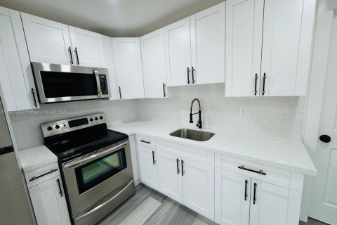 Casa en alquiler en Miami, Florida, 2 dormitorios, 57.04 m2 № 1967732 - foto 4