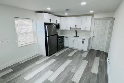 Casa en alquiler en Miami, Florida, 2 dormitorios, 57.04 m2 № 1967732 - foto 7