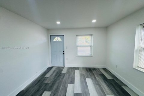 Casa en alquiler en Miami, Florida, 2 dormitorios, 57.04 m2 № 1967732 - foto 3