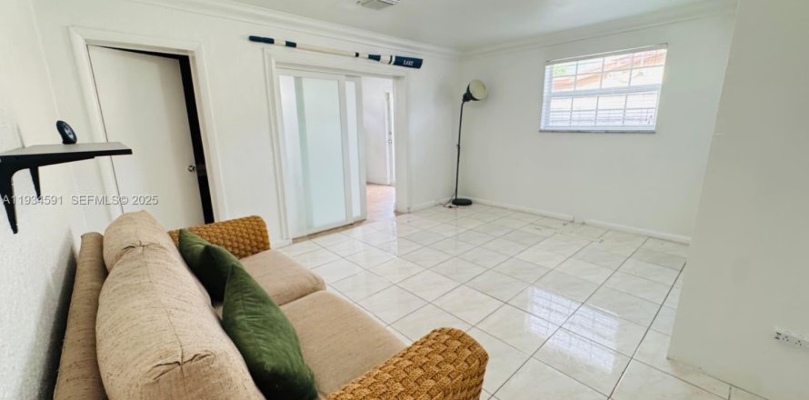 Commercial property in Miami, Florida 1 bedroom, 208.47 sq.m. № 1994790