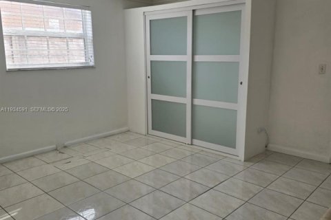 Commercial property in Miami, Florida 1 bedroom, 208.47 sq.m. № 1994790 - photo 9