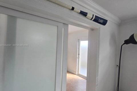 Commercial property in Miami, Florida 1 bedroom, 208.47 sq.m. № 1994790 - photo 8