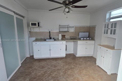 Commercial property in Miami, Florida 1 bedroom, 208.47 sq.m. № 1994790 - photo 2