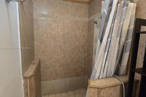 Commercial property in Miami, Florida 1 bedroom, 208.47 sq.m. № 1994790 - photo 11