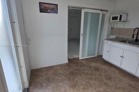 Commercial property in Miami, Florida 1 bedroom, 208.47 sq.m. № 1994790 - photo 5