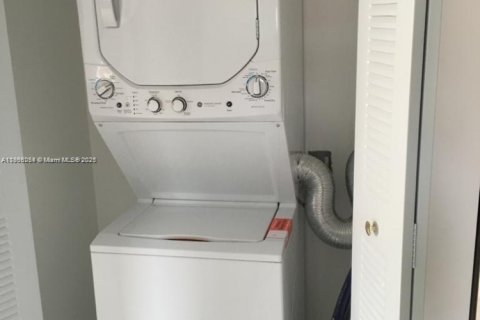 Condo in Miami Beach, Florida, 1 bedroom  № 1978303 - photo 4