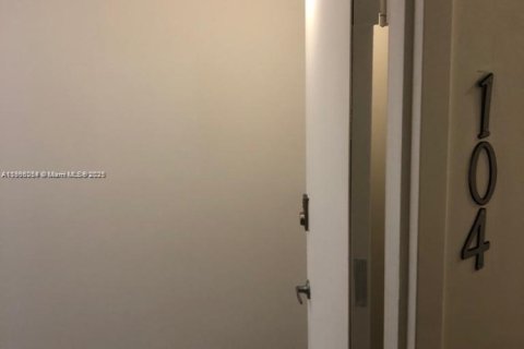 Condo in Miami Beach, Florida, 1 bedroom  № 1978303 - photo 9