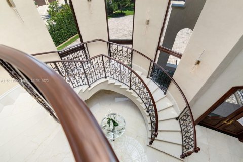 House in Miami Beach, Florida 15 bedrooms, 2233 sq.m. № 1821768 - photo 22