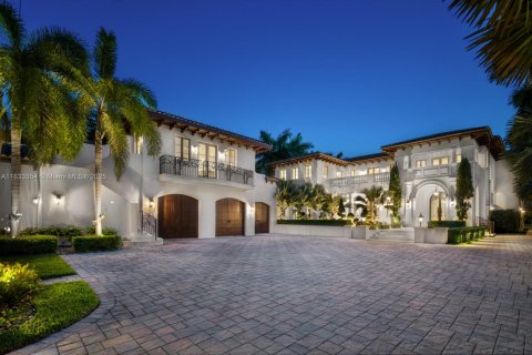 House in Miami Beach, Florida 15 bedrooms, 2233 sq.m. № 1821768 - photo 16