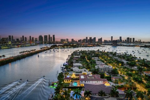House in Miami Beach, Florida 15 bedrooms, 2233 sq.m. № 1821768 - photo 30