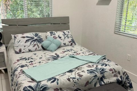 Copropriété à louer à Hallandale Beach, Floride: 2 chambres, 74.97 m2 № 2089423 - photo 2