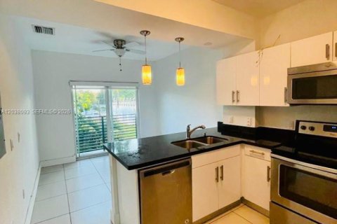 Copropriété à louer à Hallandale Beach, Floride: 2 chambres, 74.97 m2 № 2089423 - photo 17