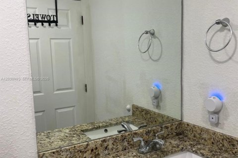 Copropriété à louer à Hallandale Beach, Floride: 2 chambres, 74.97 m2 № 2089423 - photo 8