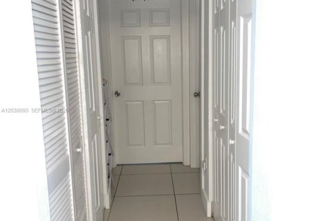 Copropriété à louer à Hallandale Beach, Floride: 2 chambres, 74.97 m2 № 2089423 - photo 21