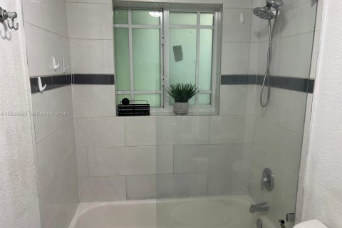 Copropriété à louer à Hallandale Beach, Floride: 2 chambres, 74.97 m2 № 2089423 - photo 5