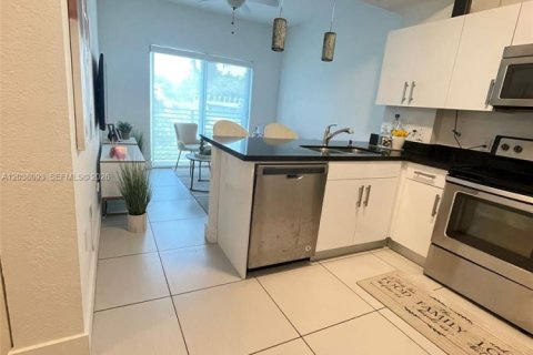 Copropriété à louer à Hallandale Beach, Floride: 2 chambres, 74.97 m2 № 2089423 - photo 18