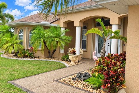 House in Port Charlotte, Florida 3 bedrooms, 158.4 sq.m. № 2388134 - photo 2