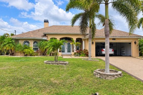 House in Port Charlotte, Florida 3 bedrooms, 158.4 sq.m. № 2388134
