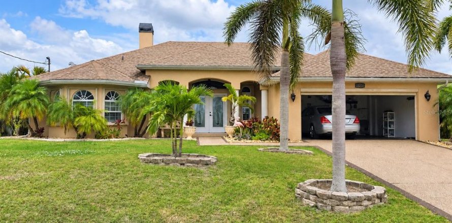 House in Port Charlotte, Florida 3 bedrooms, 158.4 sq.m. № 2388134