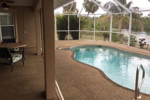 House in Port Charlotte, Florida 3 bedrooms, 158.4 sq.m. № 2388134 - photo 14