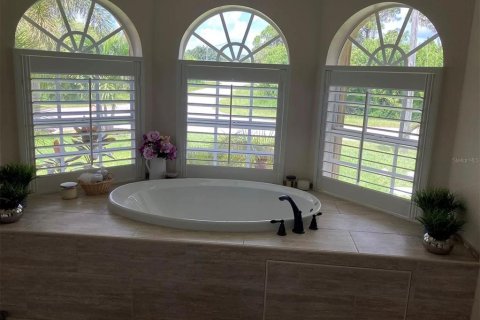 House in Port Charlotte, Florida 3 bedrooms, 158.4 sq.m. № 2388134 - photo 12