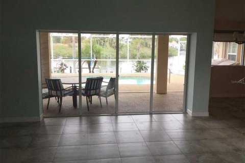 House in Port Charlotte, Florida 3 bedrooms, 158.4 sq.m. № 2388134 - photo 4