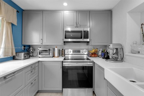 House in Miami, Florida 4 bedrooms, 174.84 sq.m. № 1932101 - photo 27