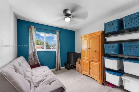 House in Miami, Florida 4 bedrooms, 174.84 sq.m. № 1932101 - photo 2
