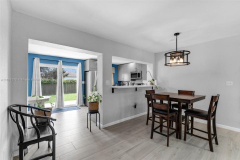 House in Miami, Florida 4 bedrooms, 174.84 sq.m. № 1932101 - photo 23
