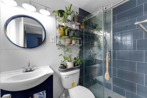 House in Miami, Florida 4 bedrooms, 174.84 sq.m. № 1932101 - photo 12