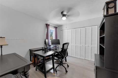 House in Miami, Florida 4 bedrooms, 174.84 sq.m. № 1932101 - photo 7