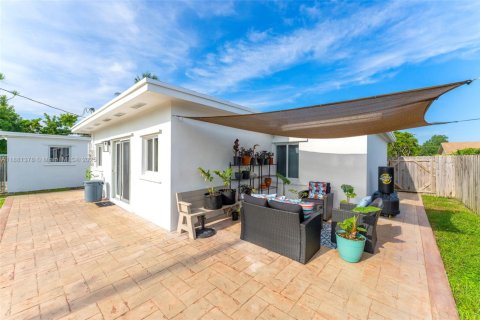 House in Miami, Florida 4 bedrooms, 174.84 sq.m. № 1932101 - photo 14
