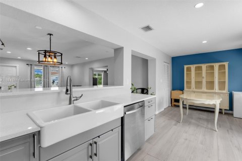 House in Miami, Florida 4 bedrooms, 174.84 sq.m. № 1932101 - photo 28