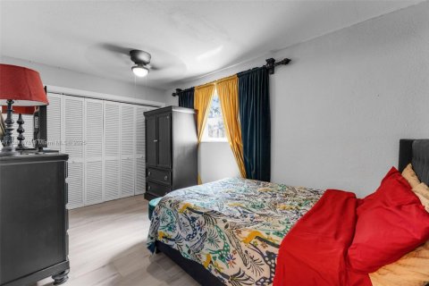 House in Miami, Florida 4 bedrooms, 174.84 sq.m. № 1932101 - photo 5