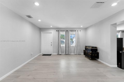 House in Miami, Florida 4 bedrooms, 174.84 sq.m. № 1932101 - photo 22