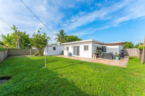 House in Miami, Florida 4 bedrooms, 174.84 sq.m. № 1932101 - photo 16