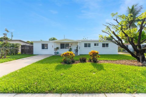 House in Miami, Florida 4 bedrooms, 174.84 sq.m. № 1932101 - photo 17