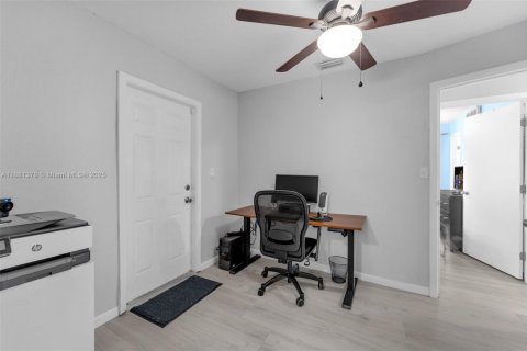 House in Miami, Florida 4 bedrooms, 174.84 sq.m. № 1932101 - photo 10