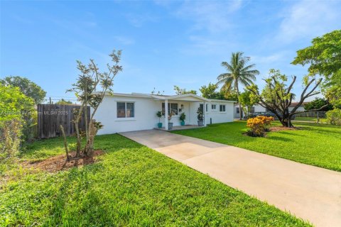 House in Miami, Florida 4 bedrooms, 174.84 sq.m. № 1932101 - photo 19