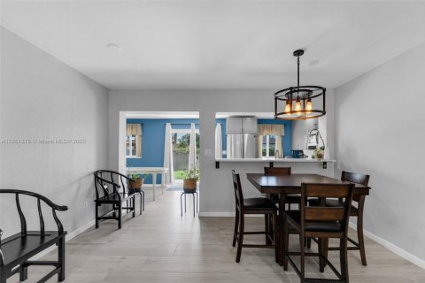 House in Miami, Florida 4 bedrooms, 174.84 sq.m. № 1932101 - photo 24