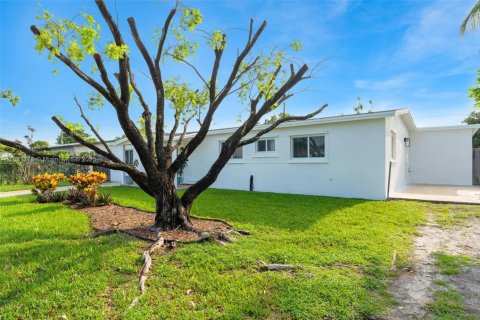 House in Miami, Florida 4 bedrooms, 174.84 sq.m. № 1932101 - photo 20