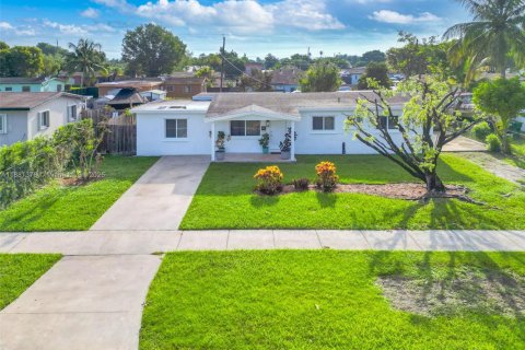 House in Miami, Florida 4 bedrooms, 174.84 sq.m. № 1932101 - photo 1